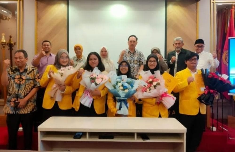 Rektor Universitas Suryakancana (UNSUR) Beri Penghargaan pada Lima Mahasiswa Berprestasi pada Pemilihan Mahasiswa Berprestasi (MAWAPRES) Tahun 2024